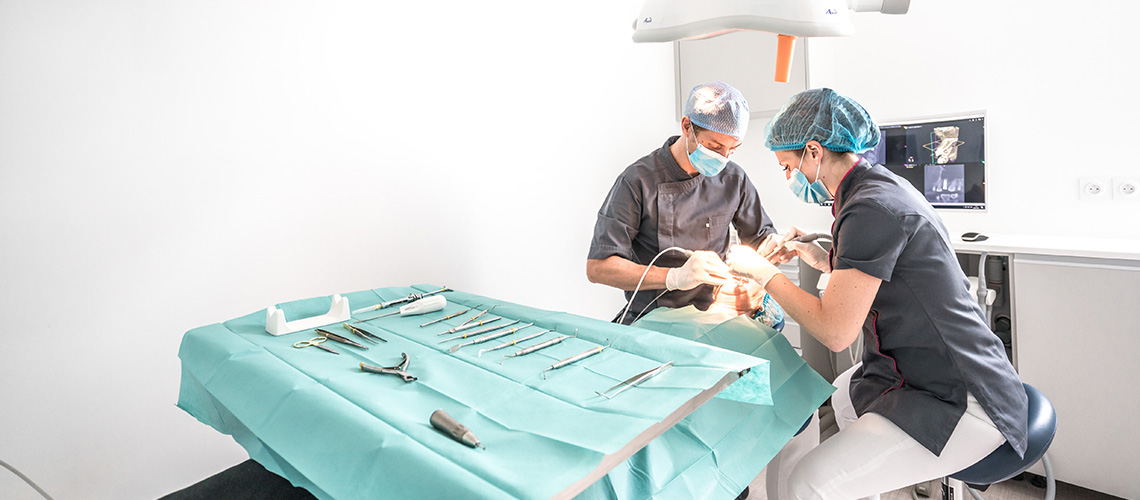 photo d'un dentiste et son assistante qui s'occupent d'un patient, clinique dentaire newport pantin